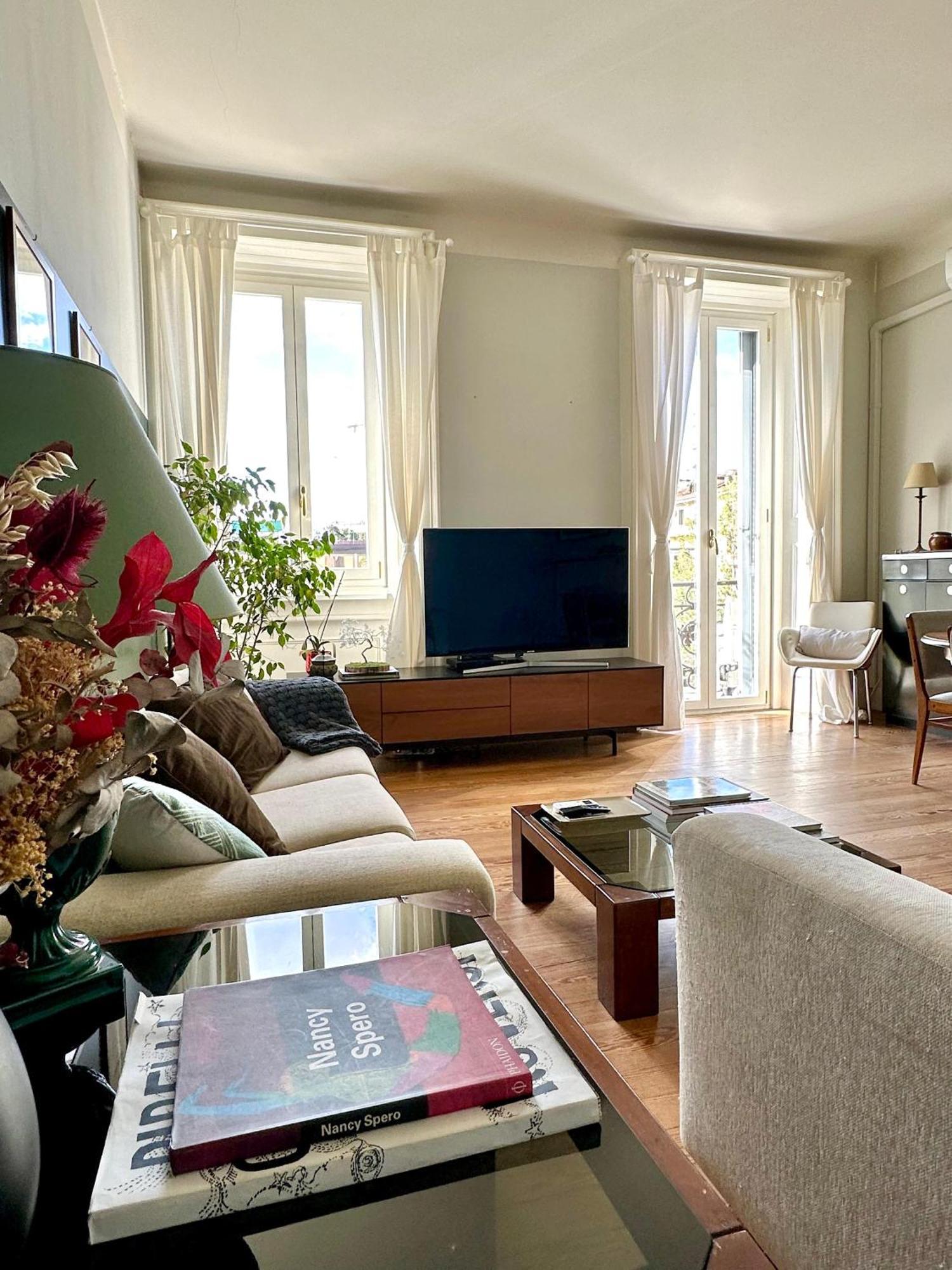 Ampio E Luminoso Bilocale Nel Centro Di Milano Apartment Luaran gambar