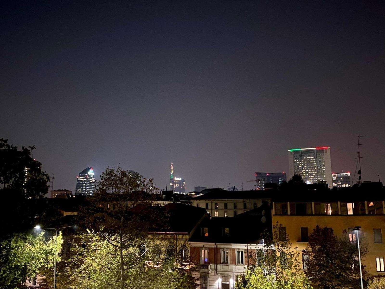 Ampio E Luminoso Bilocale Nel Centro Di Milano Apartment Luaran gambar